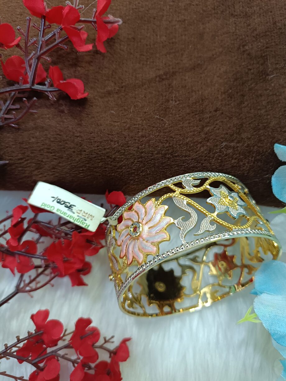 Floral Pattern Gold Bracelet – Elegant Touch